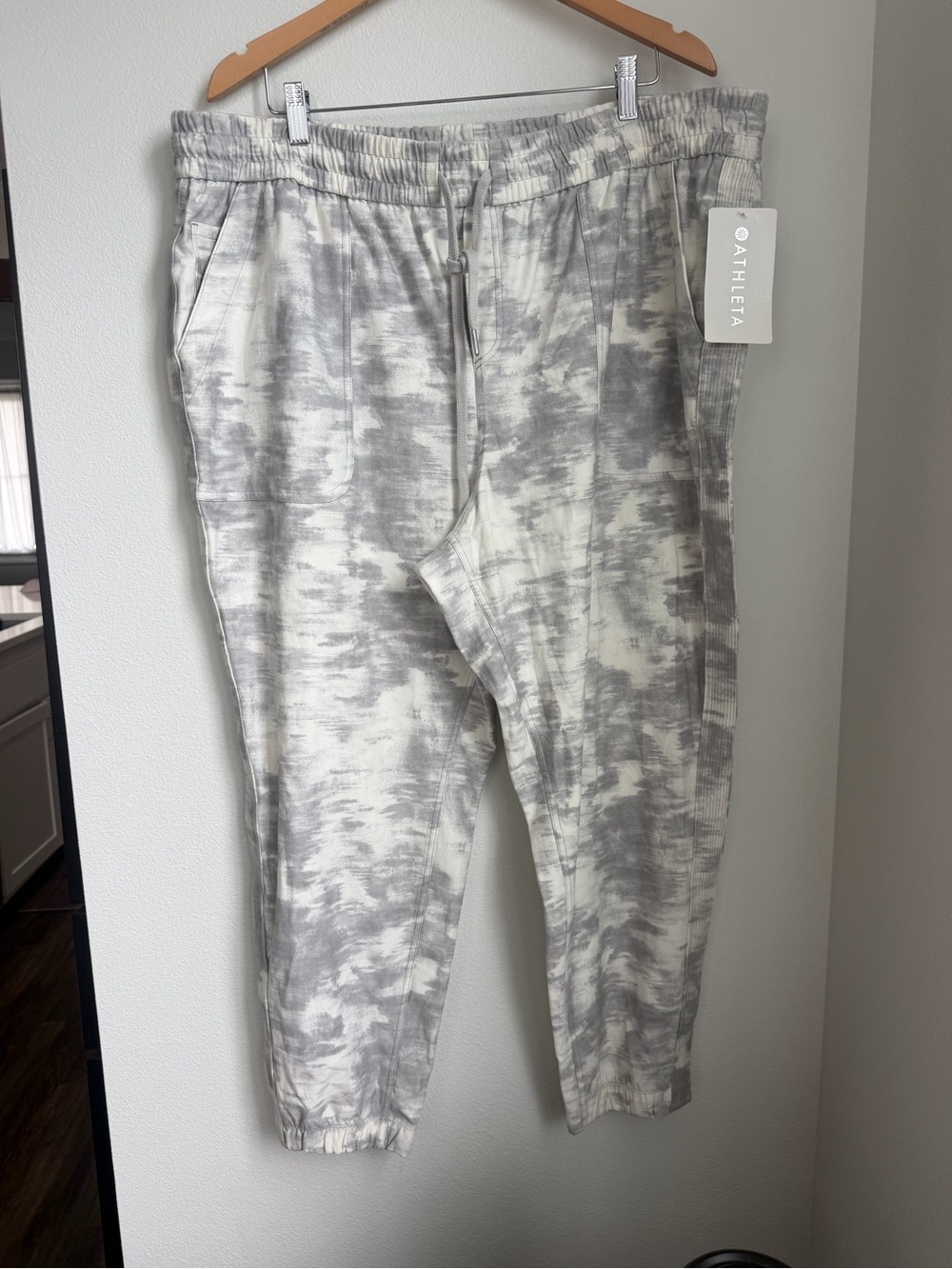 Athleta Gray & White Camouflage-Style Joggers